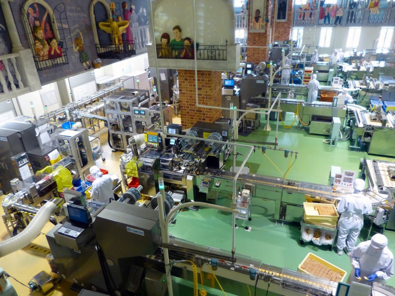 chocolaterie-UTELLE-min_japan_sapporo_chocolate_factory_label_packaging_cookie_machine_operators-961509